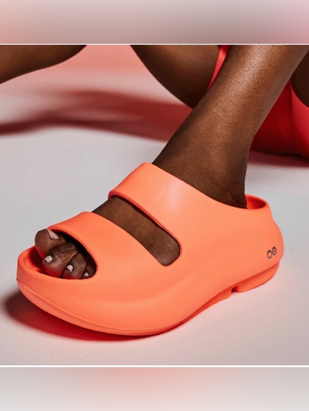 OOFOS $80 EUC Women’s Two Strap Sandal in Neon Coral Sunburst ☀️ Size 7 ☀️ EU 38